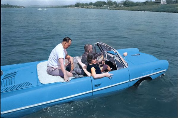 Amphicar се вдъхновява от Volkswagen Schwimmwagen, военна машина-амфибия, използвана във войната. Взета е двигател Triumph Herald 1200, монтиран отзад, като същиятзадвижва чифт витла.

3878 са построени от компания, собственост на семейство Куандт, което днес е най-известно с контролния си дял в BMW. 
Един прочут собственик на тази кола е президентът на САЩ Линдън Джонсън (на снимката). Той се прави на разсеян и ужасява пътниците до него, като се преструва, че спирачките са отказали, преди да влезе в езеро в ранчото си в Тексас.